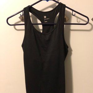 Workout tank with built in shelf bra